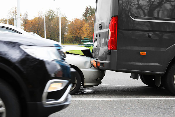 Garantie accident flotte auto commerciale stationnée sur parking.