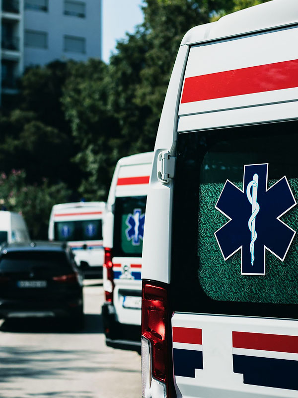 Flotte d'ambulances garées sur le parking d'un hôpital