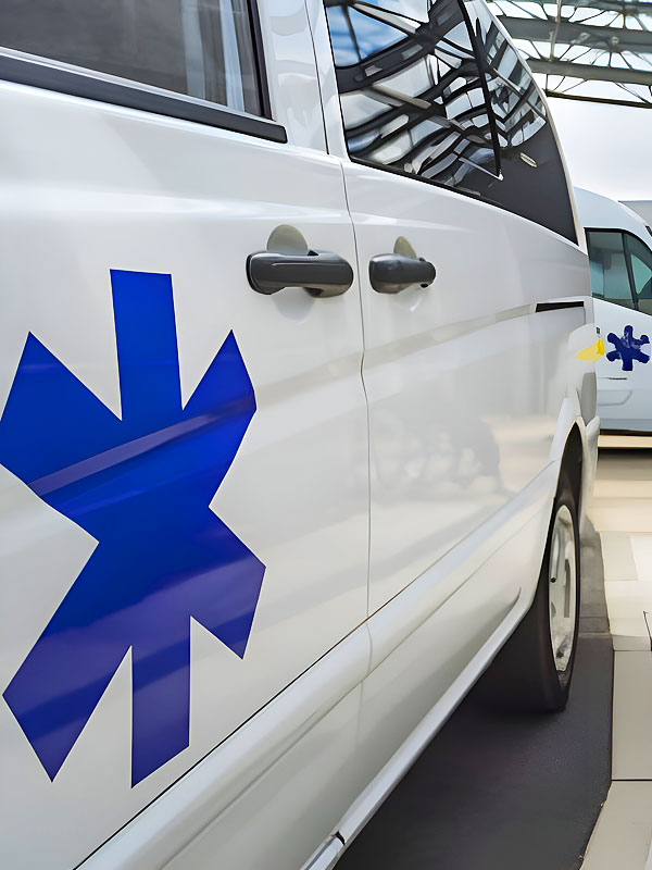 Véhicules ambulances garés devant un service d'urgences