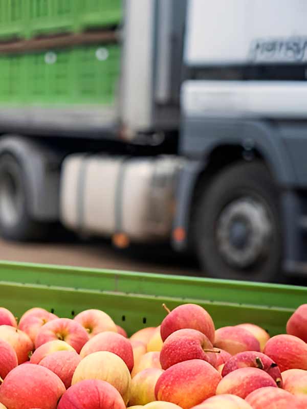 Véhicule transportant des denrées agro-alimentaires.